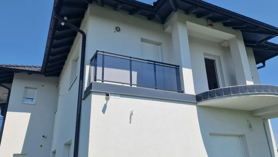 Balkonska ograda sa staklenom ispunom