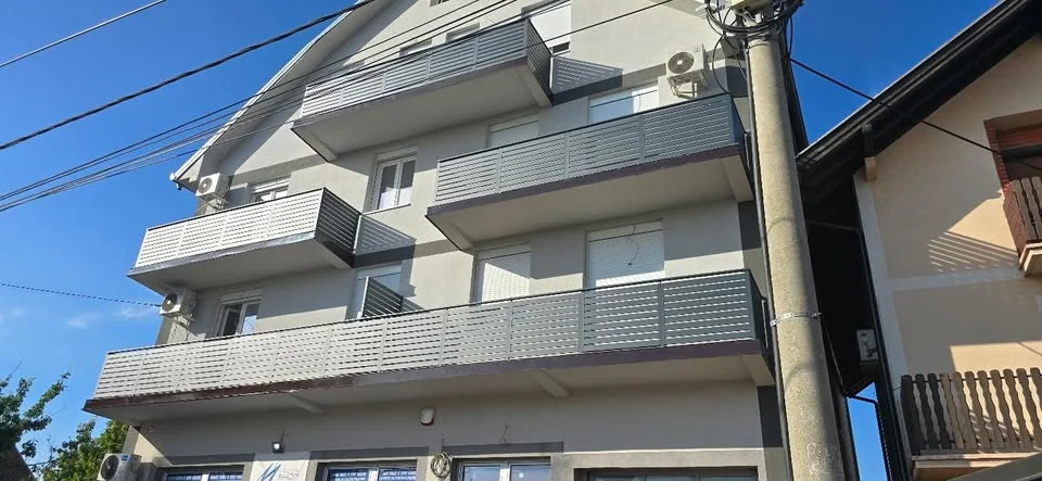 Balkonske ograde na zgradi