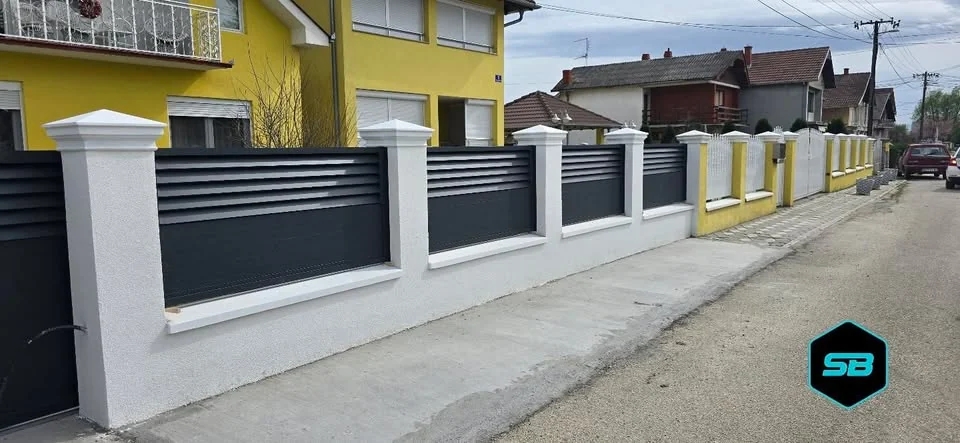 Duga aluminijumska ograda između svetlih stubova