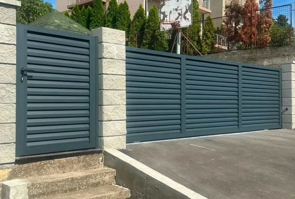 Ograda i pešačka kapija na ulazu sa horizontalnim profilima